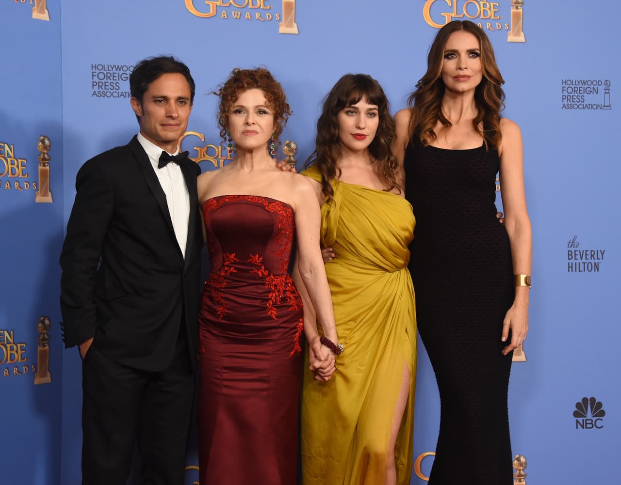 Gael García y sus compañeras de reparto.