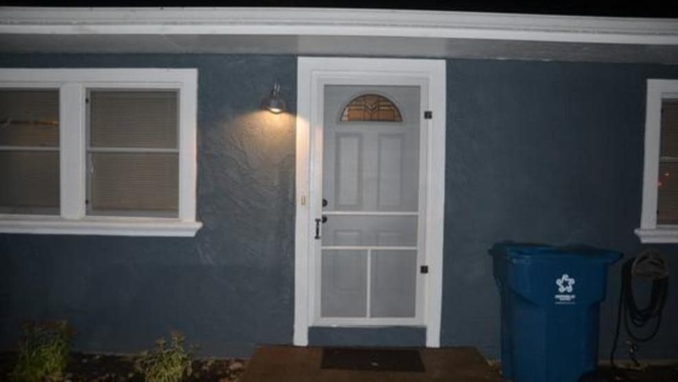 Fachada de la casa donde Laura Hurst de Battle Ground, Indiana, fue encontrada muerta con una serpiente pitón de 8 pies alrededor de su cuello.