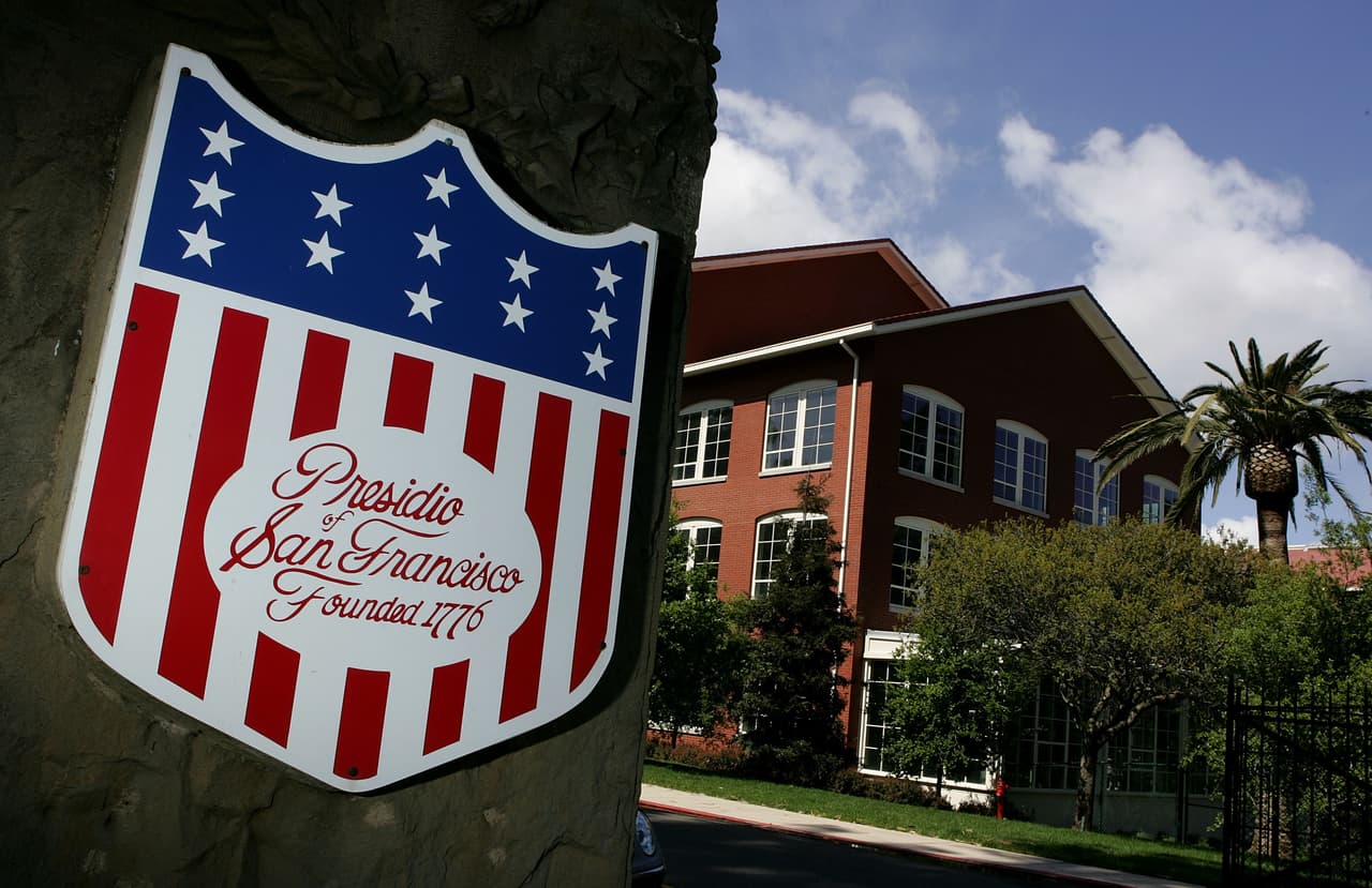 <h3 class="cms-H3-H3"><b>7. Organiza un día de campo</b></h3>
<br>Puedes visitar en pareja el Presidio de San Francisco, un antiguo fuerte militar convertido en un parque nacional con senderos para caminar y vistas panorámicas de la ciudad. Cuenta con espacios para hacer un día de campo, además de senderos de caminata y ciclismo. Más información en
<a href="https://www.presidio.gov/espanol">presidio.gov/espanol</a>.
<br>