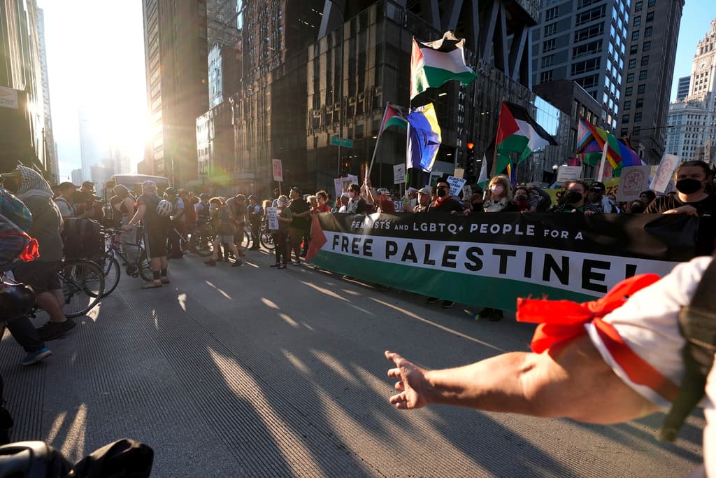 Miles de activistas se concentran en Chicago durante la Convención Nacional Demócrata para destacar temas como los derechos reproductivos, la justicia económica y la guerra en Gaza.
