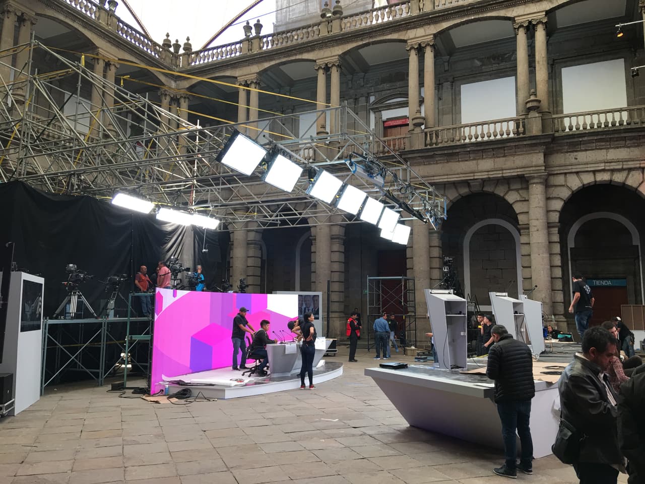 En frente de los aspirantes, se colocó una mesa para los tres moderadores, los periodistas Denise Maerker, Sergio Sarmiento y Azucena Uresti.