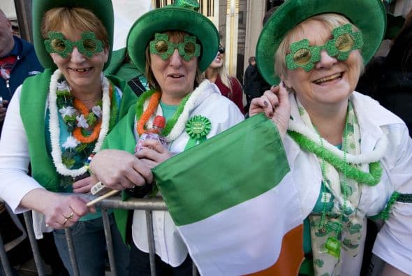 3/17. SAN PATRICIO - En este día se conmemora el fallecimiento de San Patricio, Santo patrón de Irlanda, y se honra a la cultura irlandesa en todo el mundo. La celebración se enfoca en que todo lo verde es irlandés. La gente disfruta vistiéndose de verde, participando de desfiles o saboreando tragos y platos irlandeses.