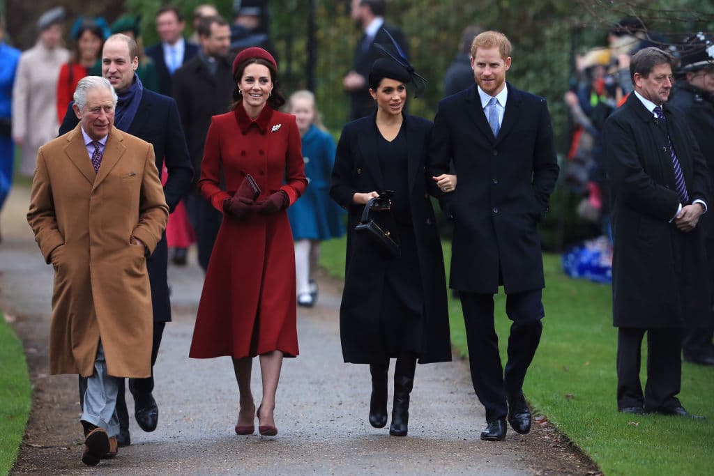 El 25 diciembre de 2018 
<b>Meghan Markle</b> sorprendió al aparecer en la tradicional misa de Navidad con un 
<b><a href="https://www.univision.com/famosos/en-fotos-el-dia-en-que-david-beckham-supero-a-elton-john-como-el-papa-y-marido-ideal-fotos">vestido de Victoria Beckham</a></b>, señaló 
<a href="https://us.hola.com/es/moda/actualidad/20190130136514/meghan-markle-victoria-beckham-vestido-abrigo-bolso/" target="_blank">¡Hola!</a>
<br>