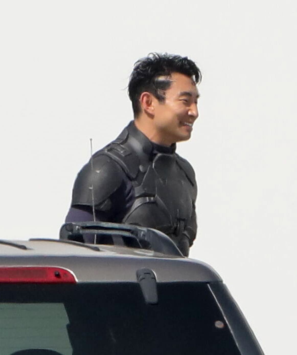 En ella, JLo hace mancuerna con Simu Liu, un actor asiático americano nacido en China. 
<br>