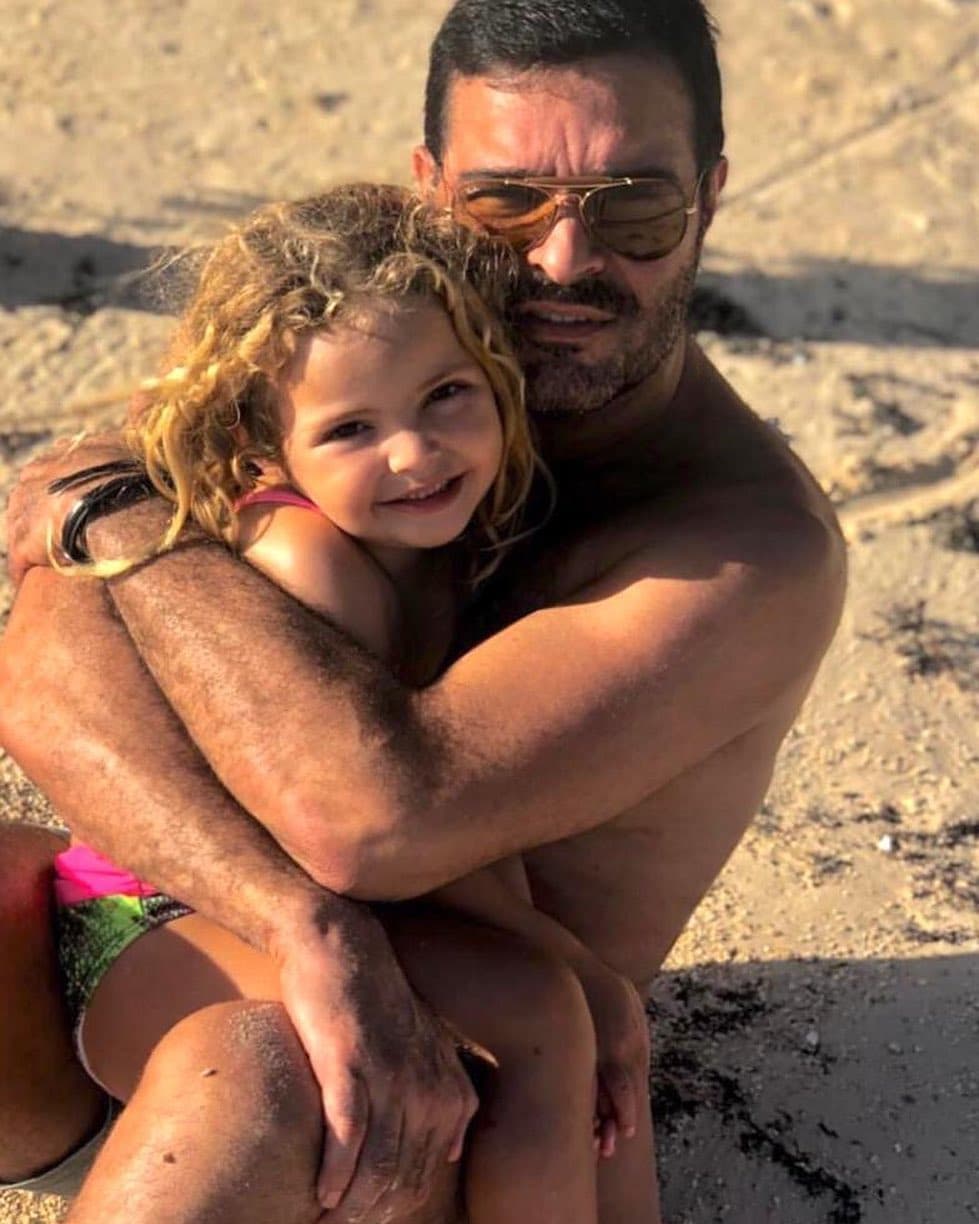 Además, en el comunicado de prensa niega que el intérprete de 'Mi piquito de oro' haya dicho que
<b><a href="https://www.univision.com/famosos/pablo-montero-exesposa-carolina-wan-wielink-novio-despojar-apartamento-fotos">sus hijas menores sufren violencia física al lado de su madre. </a></b>