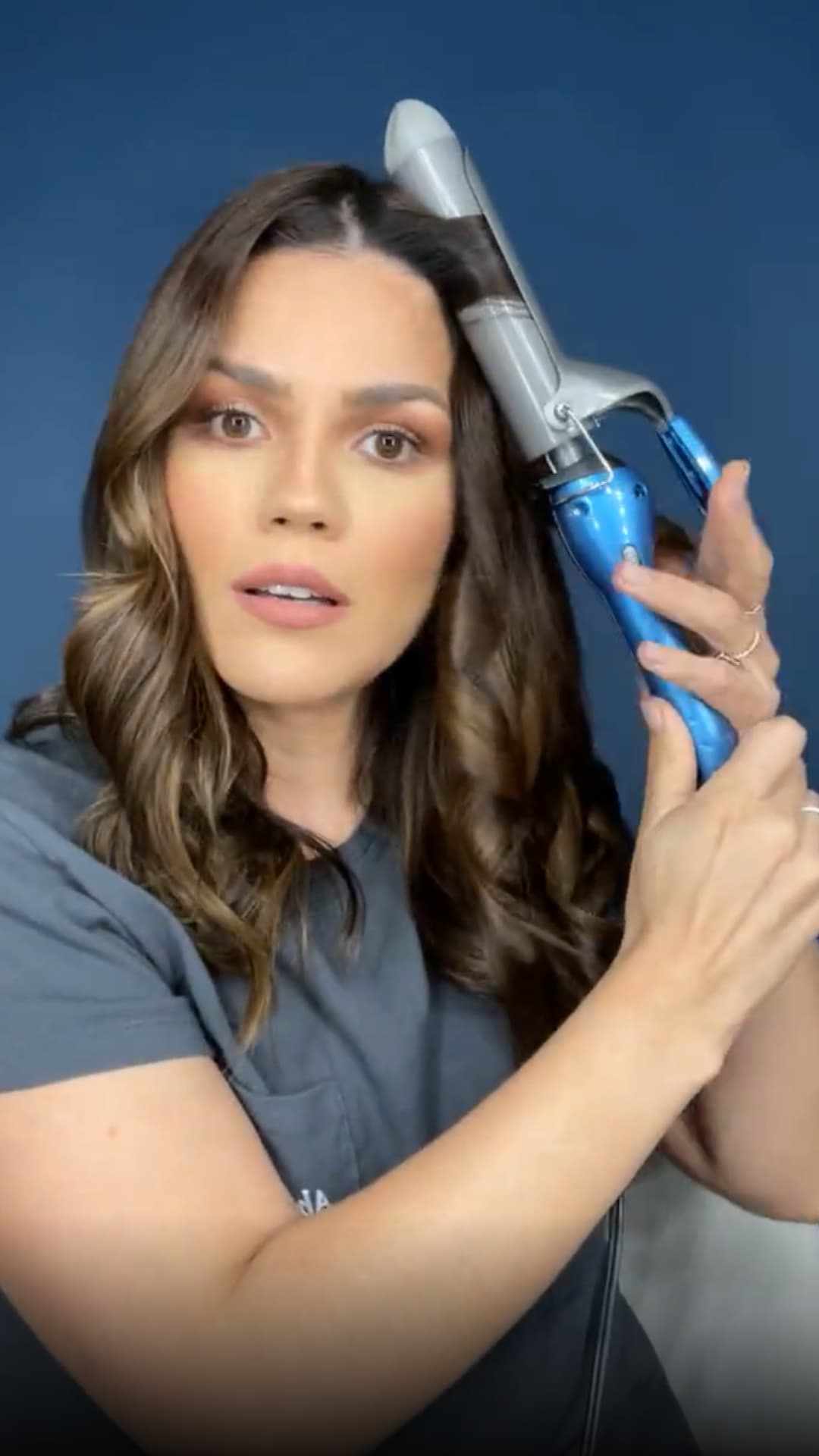 Si te gustan las ondas perfectas que Karina suele lucir en sus apariciones en TV, ella también te enseña cómo lograrlas fácilmente.