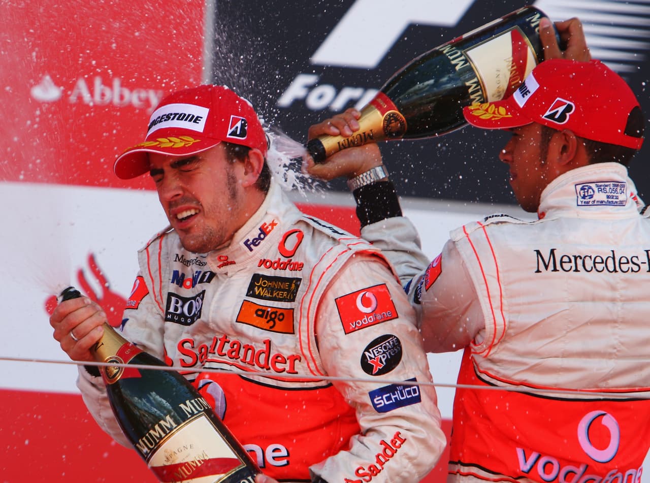 En 2007, Alonso pasó para liderar al equipo de McLaren junto al británico Lewis Hamilton, que conó con la preferencia del jefe Ron Dennis.