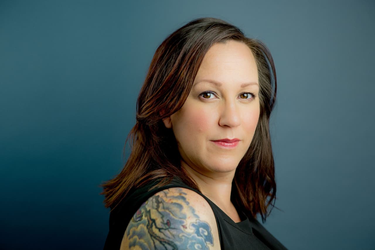 La candidata demócrata al Senado por Texas, MJ Hegar, expiloto y vetarana, fue una de las políticas texanas que reaccionó con mayor dureza a las supuestas declaraciones del presidente Donald Trump 
<a href="https://www.univision.com/noticias/veteranos/veteranos-critican-comentarios-de-trump-video">sobre los veteranos de guerra</a>. 
<br>
<br>“Soy una de las pilotos que fue derribada [durante combate]. Nuestro Comandante en jefe piensa que soy una perdedora. Piensa que muchos de los amigos que perdí y los soldados que evacué fueron tontos. Esto es vergonzoso”, 
<a href="https://twitter.com/mjhegar/status/1301651047493111811?s=20" target="_blank">afirmó en su cuenta de Twitter</a>. Hegar participó en misiones de combate, búsqueda y rescate en Afganistán como piloto de la Fuerza Aérea de Estados Unidos.
<br>