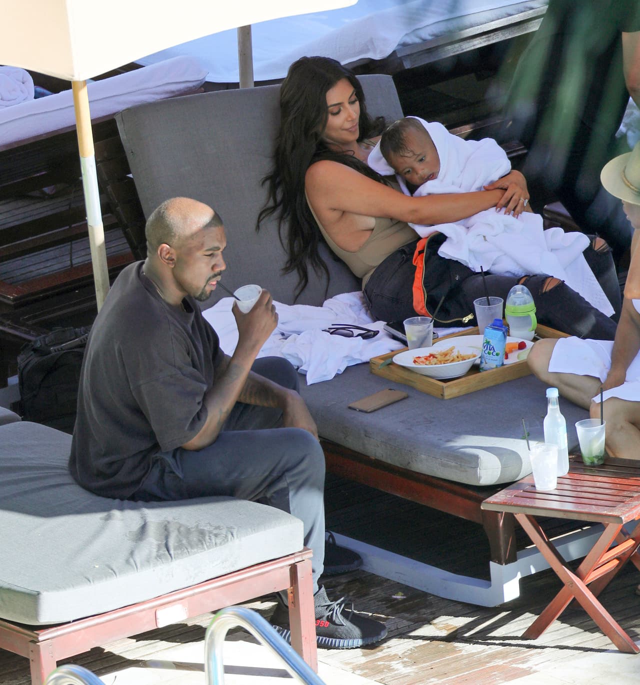 Esto mientras toda la familia West-Kardashian se relajaba a la orilla de la piscina.