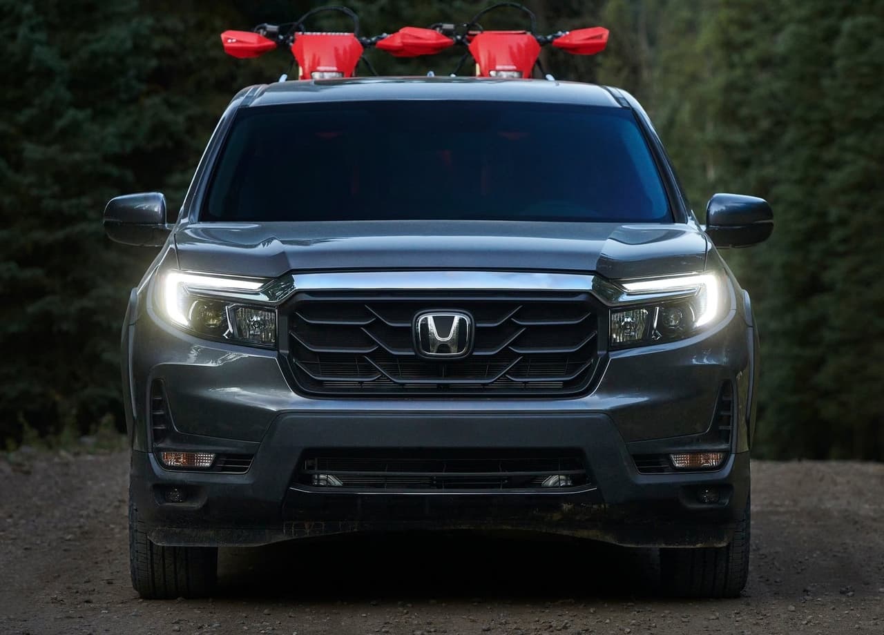 Por el frente, la Honda Ridgeline estrena un parachoques más prominente, una parrilla más agresiva, un capó con bultos más pronunciados y un grupo óptico de tecnología LED.