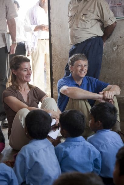 “El mundo está mejor de lo que ha sido nunca. Las personas viven más saludables. Las tasas de pobreza extrema se han reducido a la mitad en los últimos 25 años”, dicen Bill y Melinda Gates. En la imagen, con niños en un centro de Anganwadi en el pueblo de Jamsaut cerca de Patna, Bihar, India. (Foto: cortesía de la Fundación Bill y Melinda Gates)