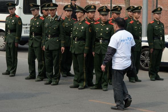 Los manifestantes fueron escoltados por la Policía china, que también estableció un anillo de seguridad en torno a la Embajada malaya, según Efe.