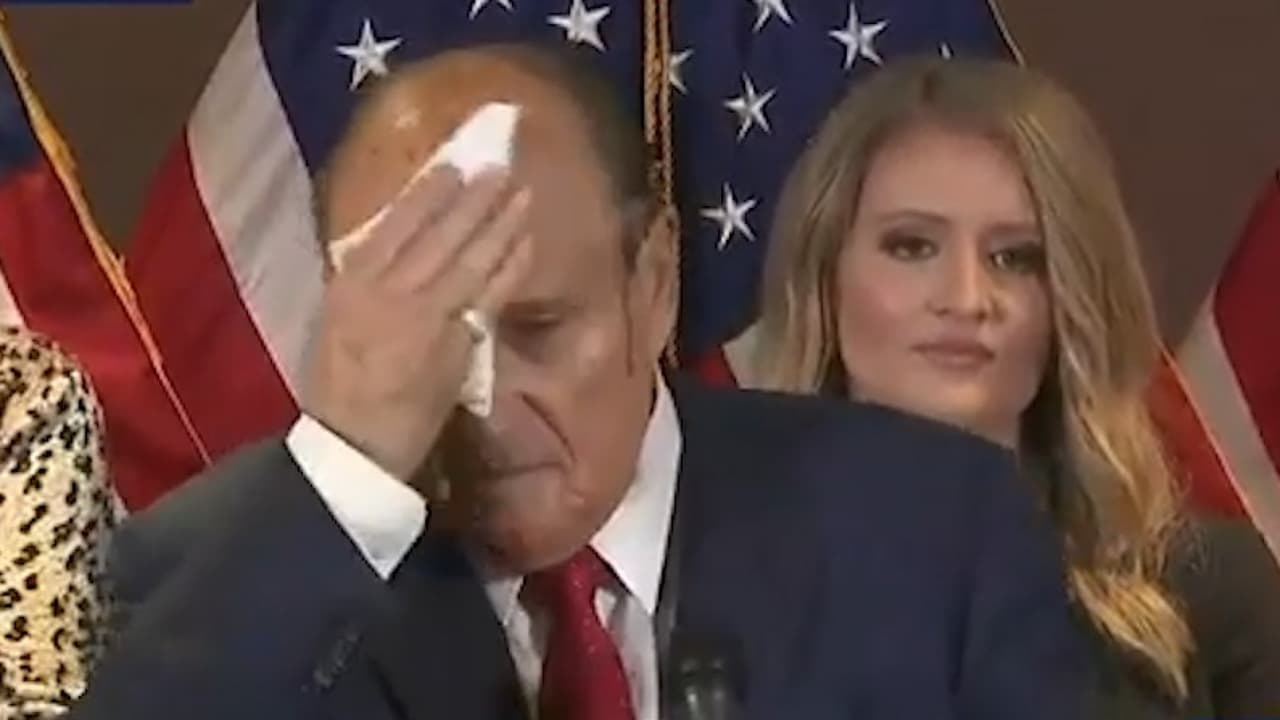 Limpiándose el sudor y el tinte, Rudy Giuliani respondió las preguntas de los reporteros acerca de las demandas de la campaña del presidente para pedir el recuento de votos.