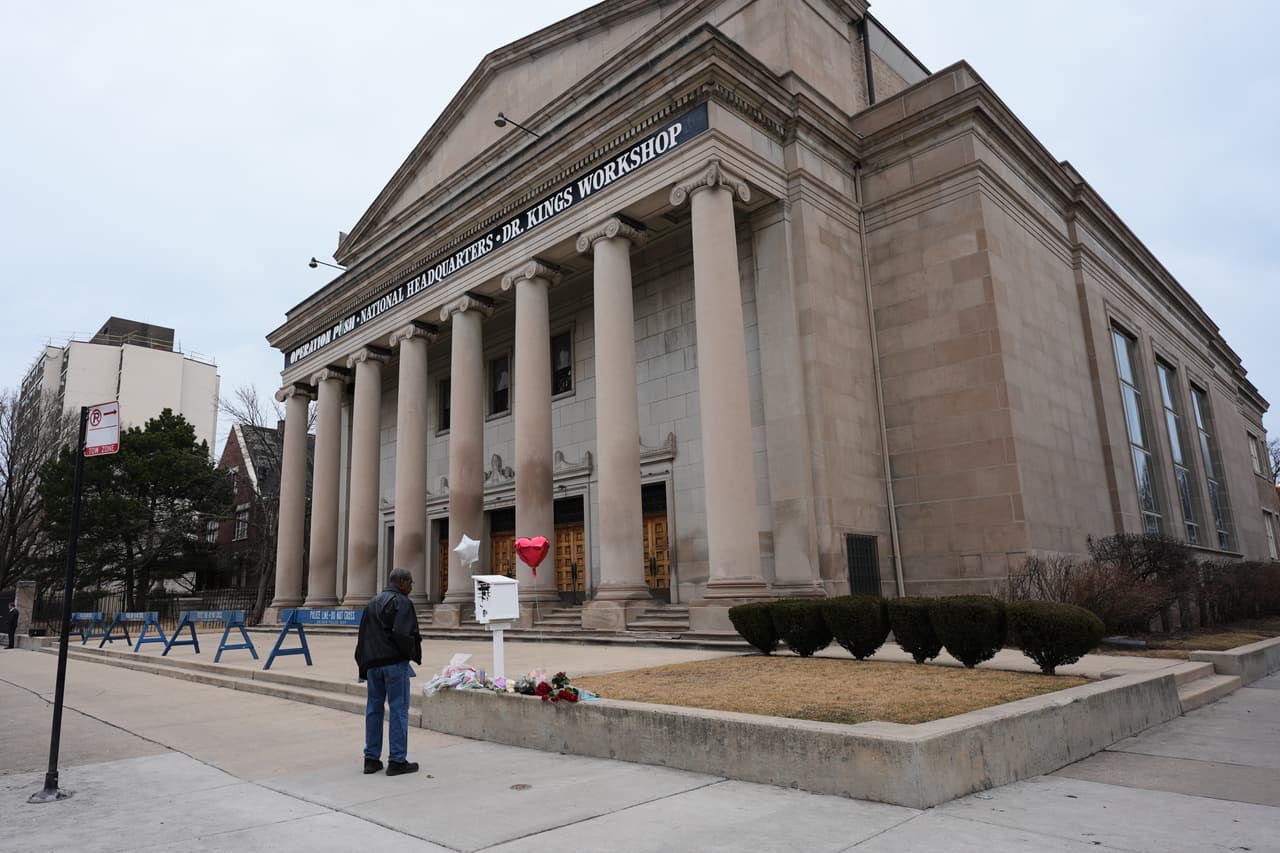 Frente a la sede de Rainbow PUSH también se acumulan flores y globos. Personas desconocidas cruzan miradas, comparten recuerdos y rezan. 
<br>
<br>Algunos llegan desde otros suburbios para darl el último adiós.