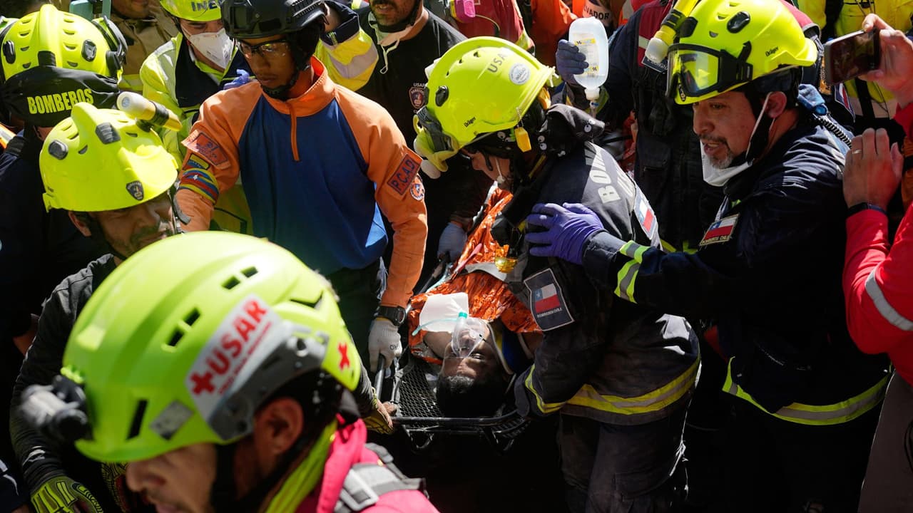 Bomberos de Chile y Miami revelan el milagroso rescate de Hernán Gil tras 8 días bajo escombros en Venezuela