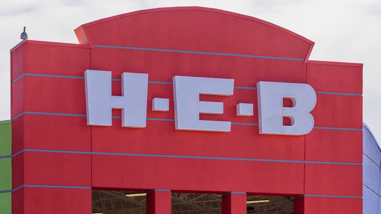 Una 
<b>nueva tienda de H-E-B empezará a contratar antes de abrir sus puertas.</b> Para cientos de personas eso significa 
<b>una opción concreta de empleo este año.</b> 
<br>La empresa anunció 
<b>una feria de empleo para cubrir puestos de su tienda en el norte de Texas,</b> prevista para abrir en verano de 2026 en Bedford, dentro del desarrollo Glade Parks. 
<br>H-E-B informó que 
<b>el proyecto generará más de 600 empleos.</b>