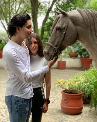 Mientras tanto, por aquellas fechas,
<b><a href="https://www.youtube.com/watch?v=WL8nWQ8ePcQ" target="_blank">'Venga la alegría'</a></b>
<a href="https://www.youtube.com/watch?v=WL8nWQ8ePcQ" target="_blank"> </a>presentó otro fragmento de la entrevista que se le hizo a la salida de la iglesia y admitió que su hermana se le adelantó.
<br>