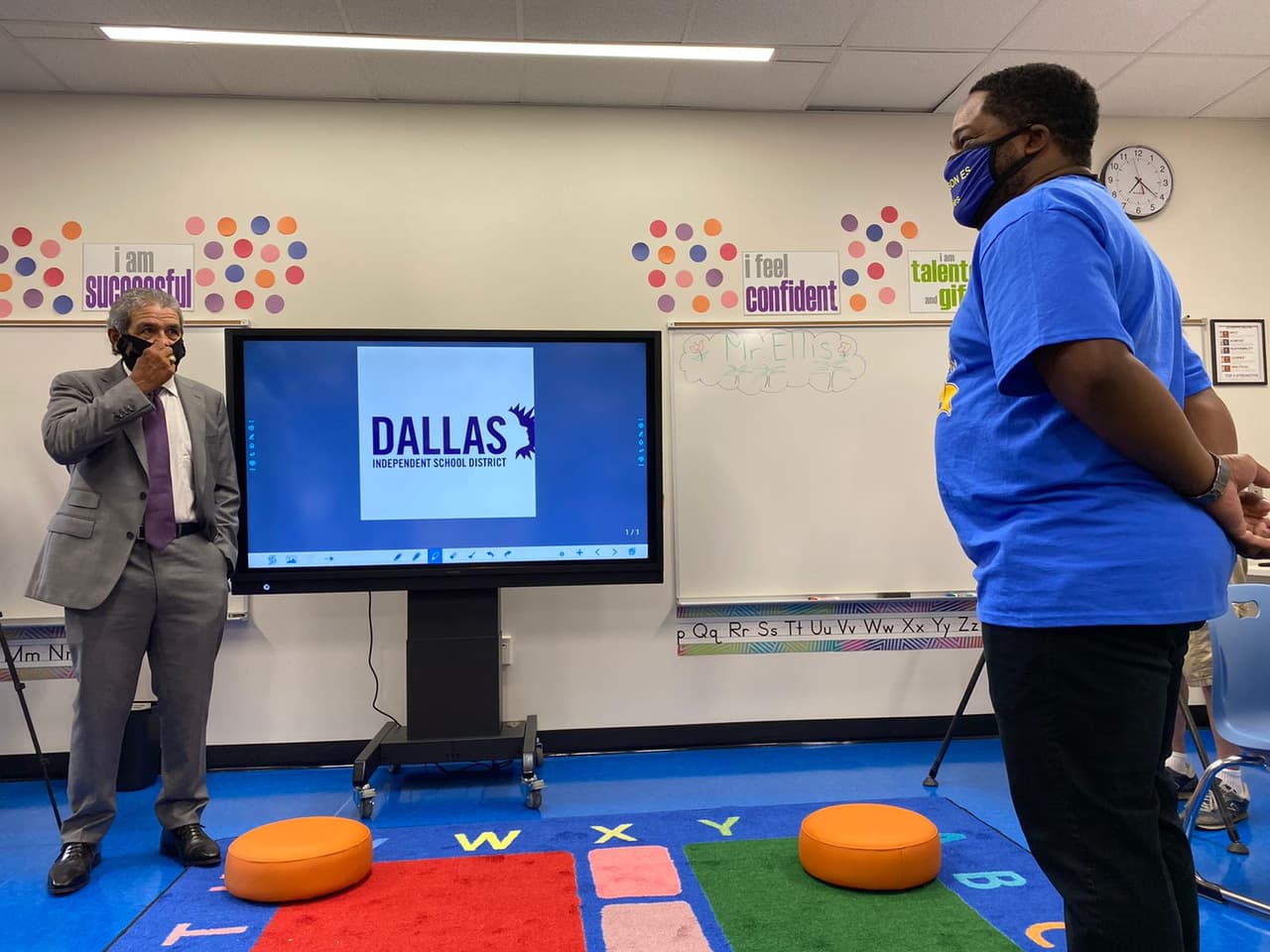 El Superintendente agregó que esperan poder repartir los dispositivos en los próximos días.