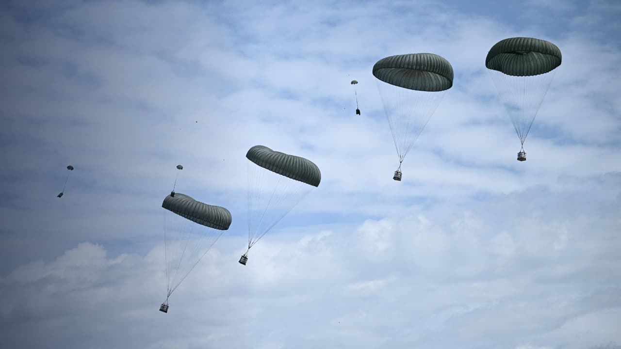 Un paracaidista muere y otro queda herido tras chocar en pleno descenso en Illinois