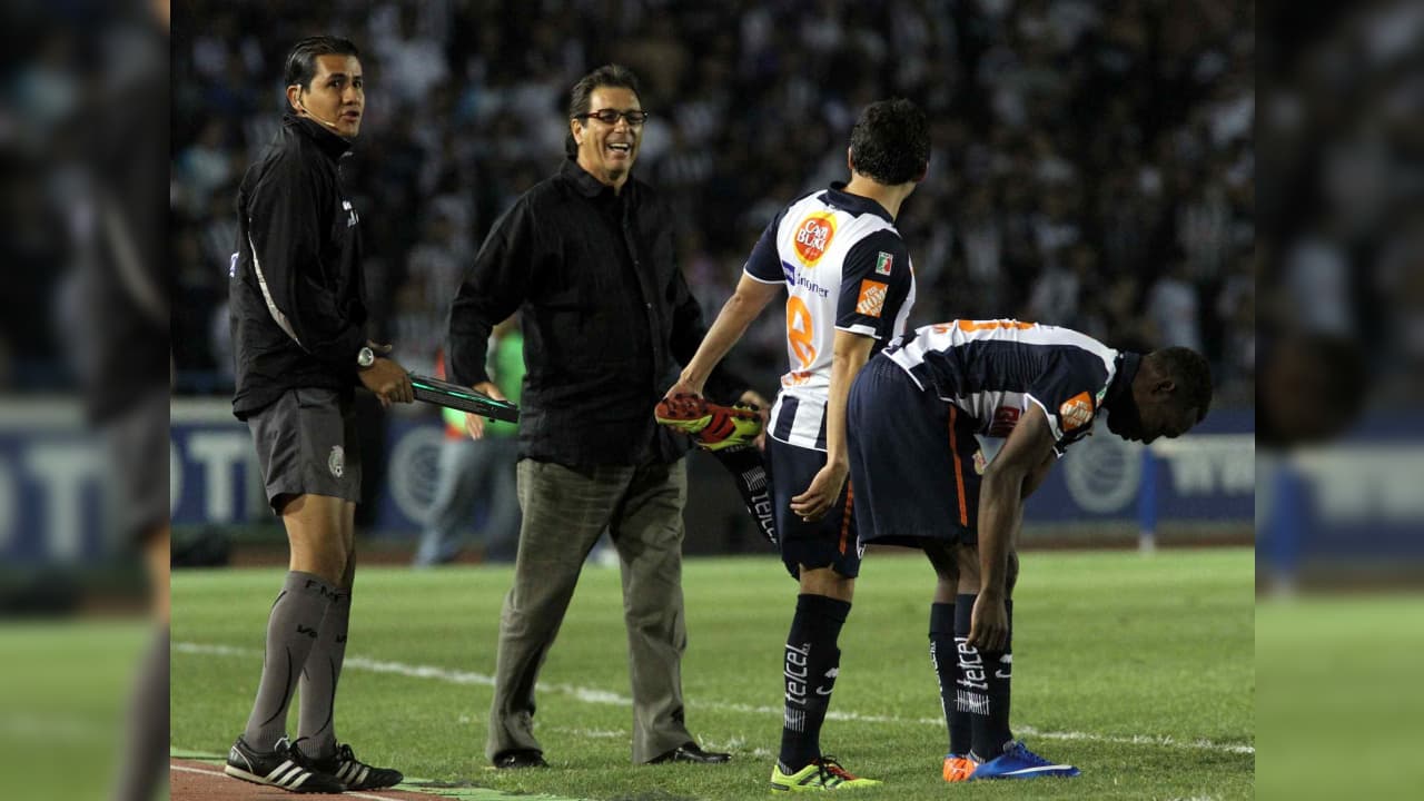 Dirigió a los Rayados de Monterrey en 1997-98.