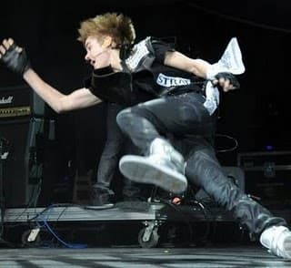 Justin Bieber ha tocado el piso en más de una ocasión. Uno de las más recordadas fue cuando el joven resbaló durante el concierto que ofrecía en Kansas, se encontraba cantando 'Sorry', cuando el suelo mojado que formaba parte del espectáculo le jugó una mala pasada.