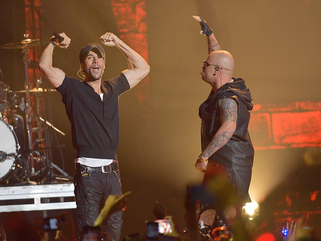 El escenario se prendio en llamas, literalmente, cuando Enrique Iglesias compartió el escenario con Wisin y el público corea con ellos "Duele el corazon".