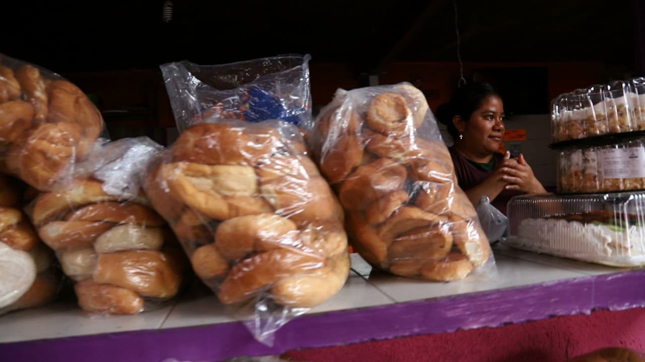 En el comedor de Las Patronas los alimentos que reciben en donaciones se acumulan ante la poca llegada de migrantes.