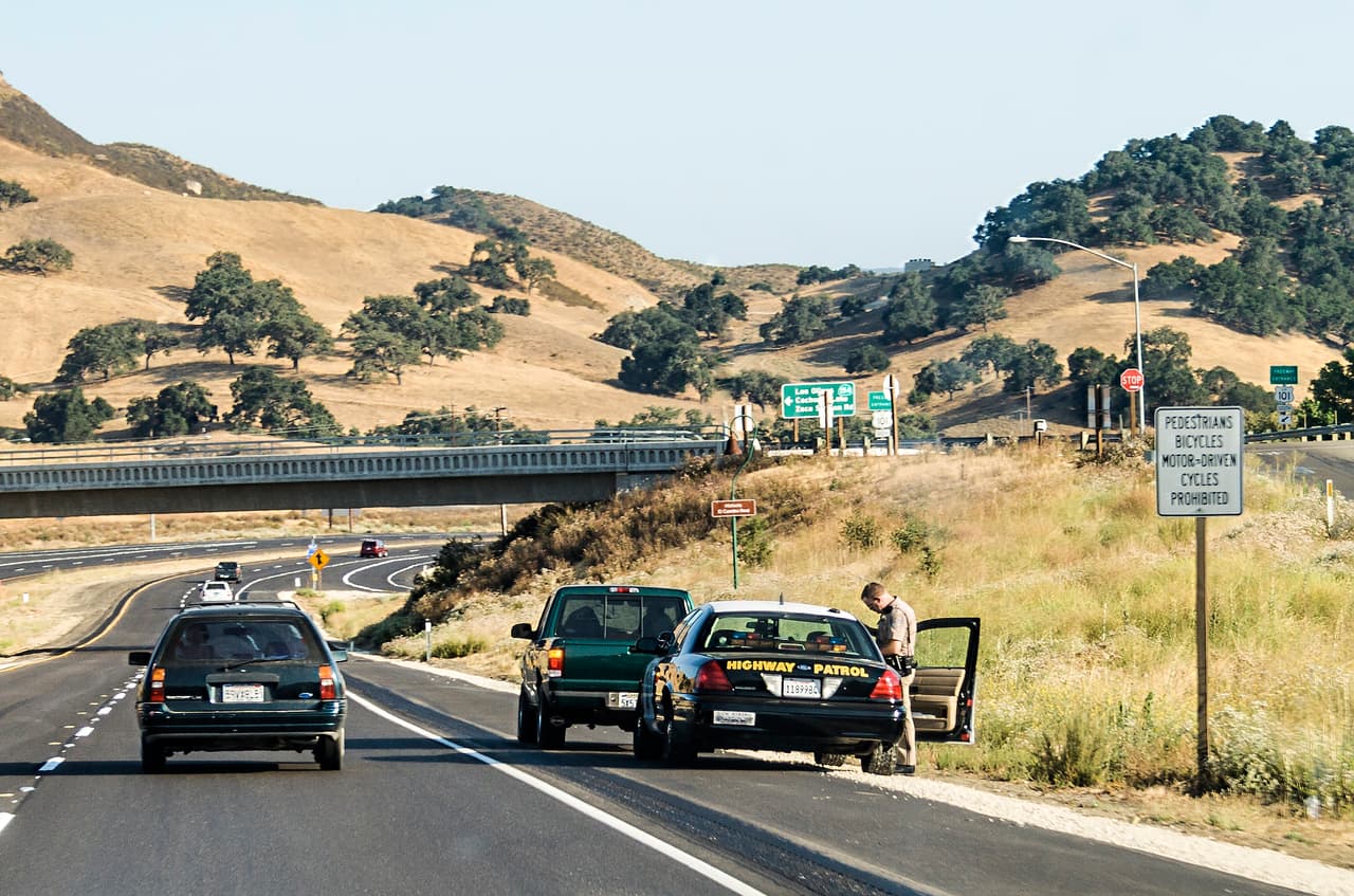 <b>Puesto 13. Policía de tránsito.</b> Obtienen un salario medio anual de 74,030 dólares y hay 4,470 de estos trabajadores en el país. Es una de las carreras policiales que más paga sin requerir un título universitario, pero como todos los agentes, deben pasar por la academia de policía y escalar posiciones en base a los logros y la experiencia.