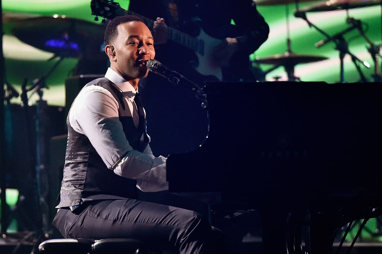 El talentoso ganador del GRAMMY John Legend abrió con el homenaje al gran Lionel Richie.
