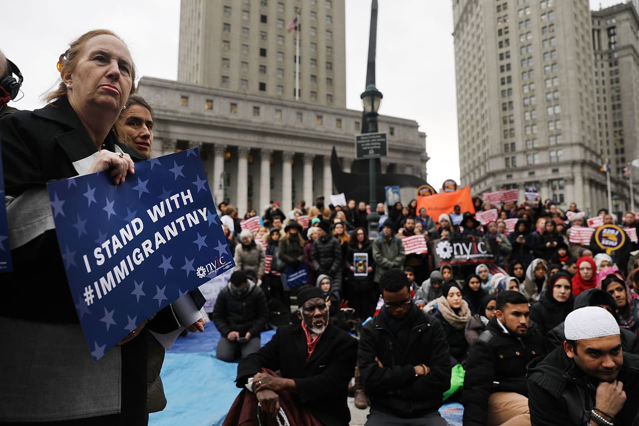 El Departamento de Justicia (DOJ) envió cartas a nueve jurisdicciones donde las amenazaba con negarles el financiamiento de la agencia por su condición de ciudades santuario.