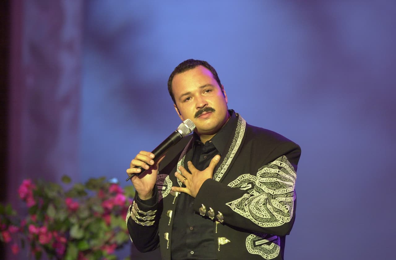 Pepe Aguilar se llevó el premio a la Interpretación Ranchera del Año, compitió en esa categoría contra Vicente Fernández, Alicia Villarreal y Julio Preciado. Cantó esa misma noche con maestría 'Me vas a extrañar', canción que formaba parte de su disco 'Lo mejor de nosotros'.