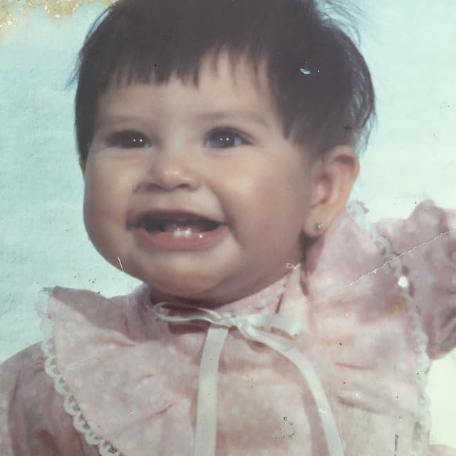 Desde chiquita ya conquistaba a todos con su sonrisa. Hoy nos hace reír con sus ocurrencias y su repertorio de chistes.