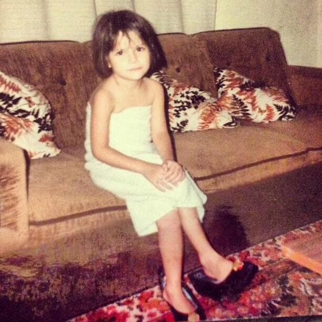 Como podemos ver le encantaba estar a la moda. De niña se divertía usando las zapatillas de su mamá.