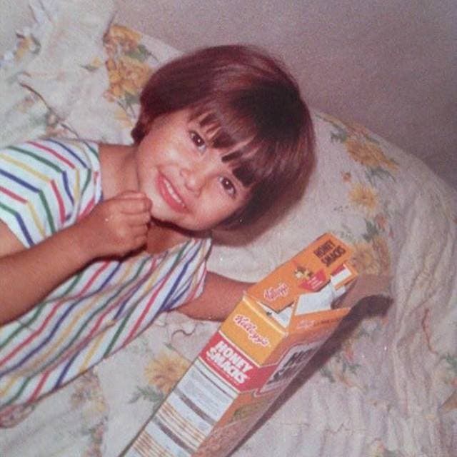 Aquí la vemos más grandecita. Con su cabellito muy corto, lucía muy coqueta.