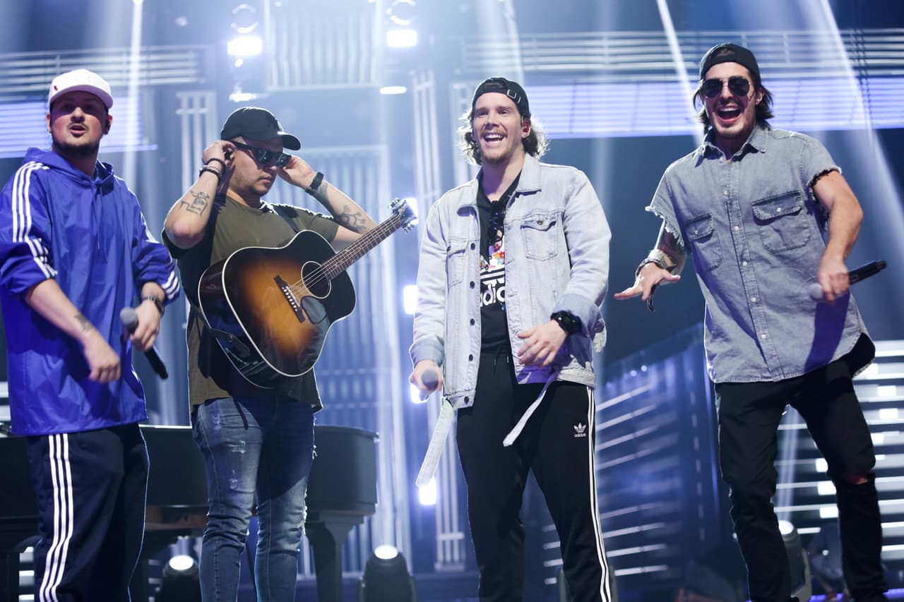 Los chicos de
<b><a href="https://www.univision.com/especiales/premio-lo-nuestro"> Piso 21 </a></b>harán que te derritas con la sorpresa que te tienen preparada para el próximo 22 de febrero.