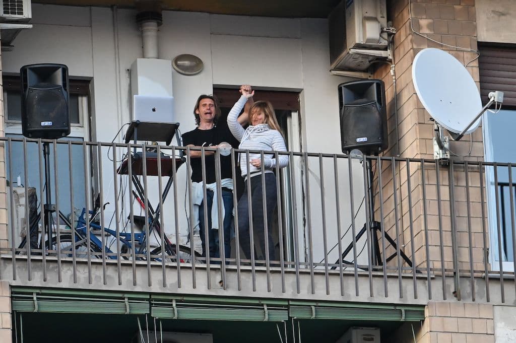 Otro balcón de Roma en el que se ve a la gente bailando. Todos los eventos culturales también han sido suspendidos, lo que ha llevado a algunas personas a organizar reuniones virtuales. 
<br>