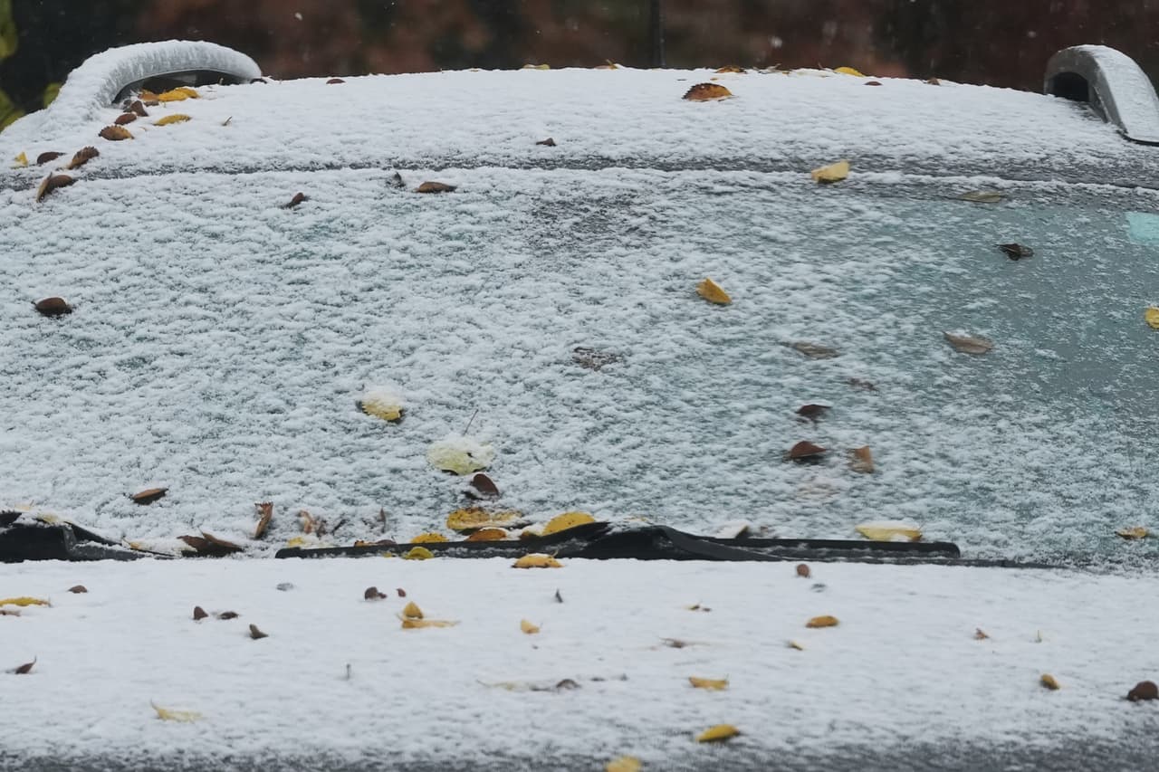 Autos cubiertos de nieve y poca visibilidad en las autopistas fue algo de lo que se vivió estos días en ciudades del área de Chicago.