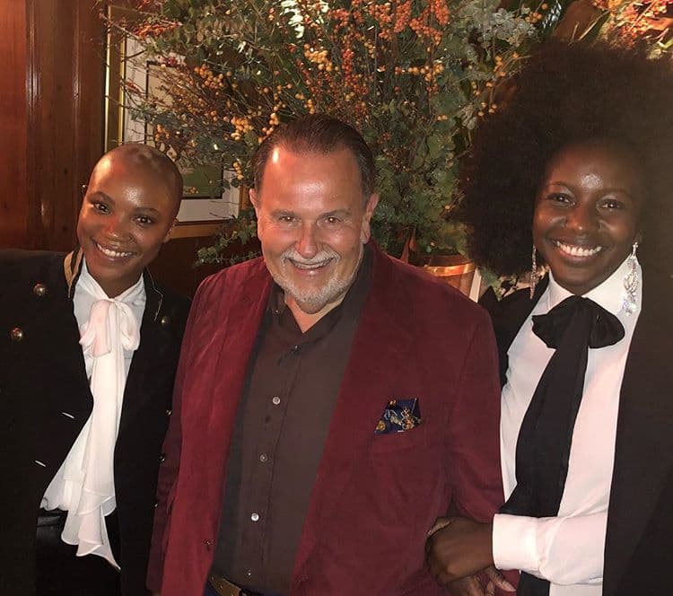 Claro que no iba dejar de ir a sus restaurantes favoritos: "Con mis amigas en el @thepolobar, el mejor servicio, gente genial", se lee en su red social.