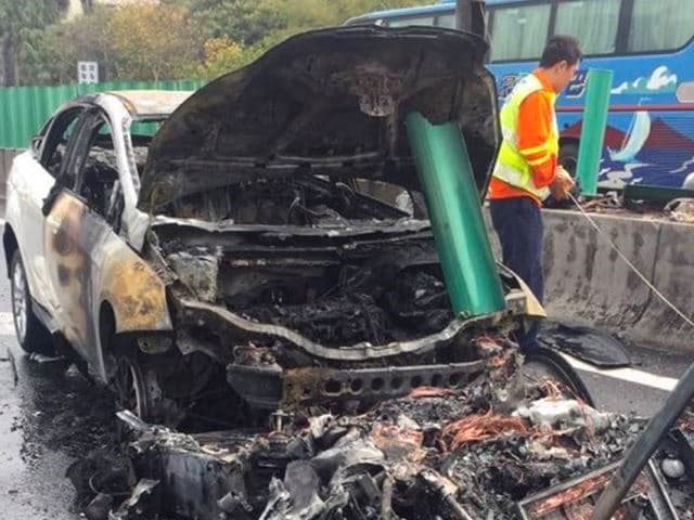 Mujer demanda a Tesla por un millón de dólares tras quedar atrapada en incendio de su Model X por falla en las puertas
