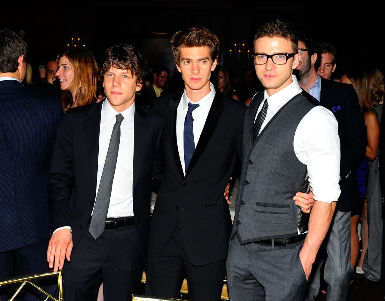 <b>Facebook llega a Hollywood, octubre de 2010.</b> Una película que cuenta la historia de la creación de la red social llegó a los cines. El exitoso filme, realizado por David Fincher y Aaron Sorkin, ganó tres premios Oscar y 225 millones de dólares a nivel mundial. En la imagen los actores Jesse Eisenberg, Andrew Garfield y Justin Timberlake quienes interpretaron a Mark Zuckerberg, Eduardo Saverin y Sean Parker.