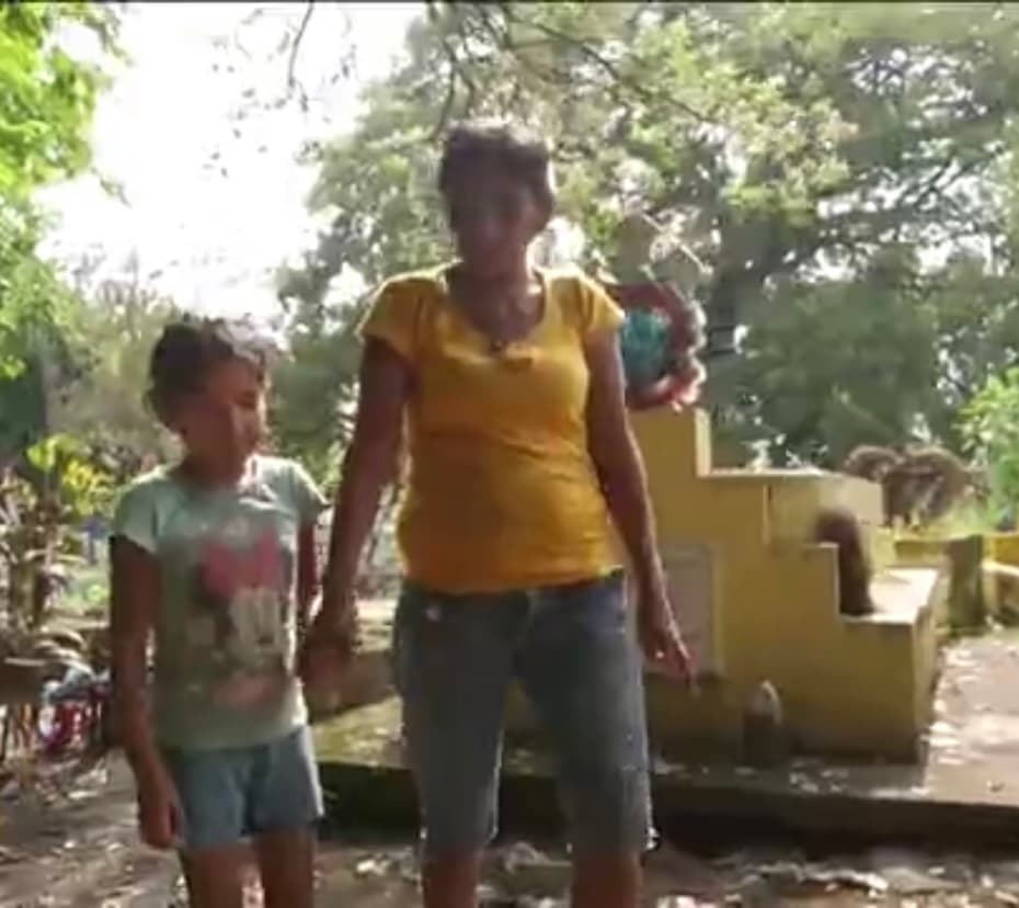 <br>A pesar de que Mirna no pensó nunca tener que vivir dentro de un cementerio, el hecho de que su esposo Danilo, quien no puede hablar, solo haya encontrado trabajo como enterrador, obligo a la familia a instalarse en este camposanto donde han nacido sus dos hijos.
<br>