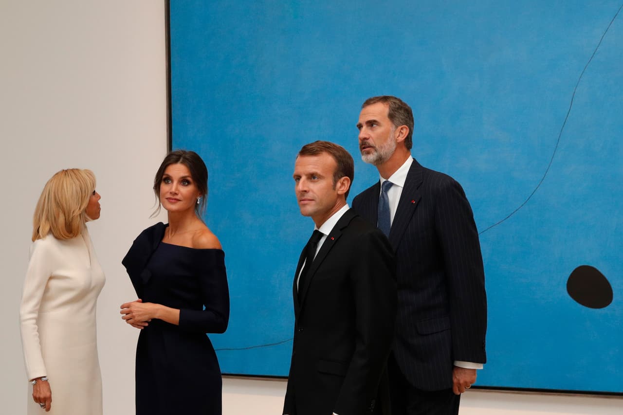 En ese entonces, el presidente galo viajó a España pero sin su mujer, fue recibido por el monarca español con una cena en su honor en el Palacio Real, evento al que tampoco asistió la reina.