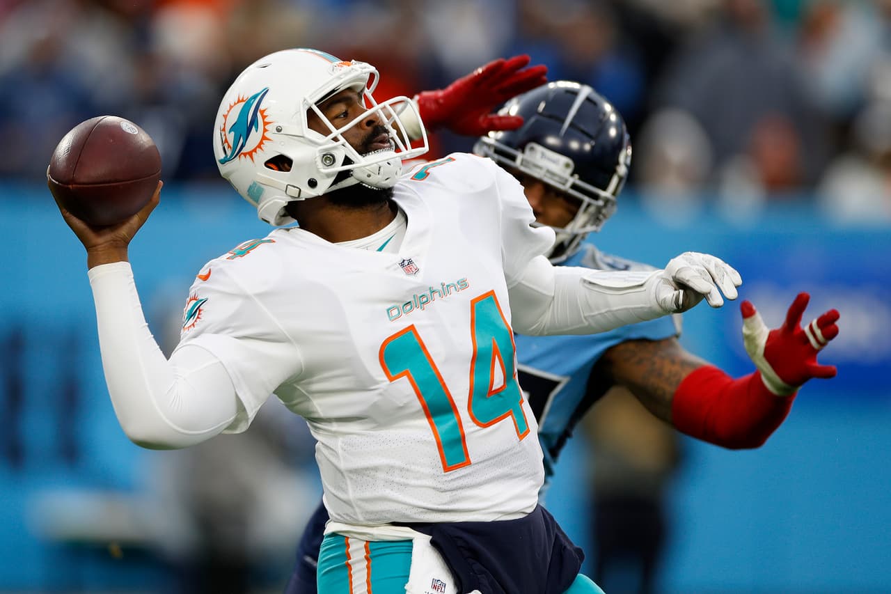 Los Tenneesse Titans humillaron 34-3 a los Miami Dolphins, que perdieron el paso tras su sorprendente recuperación en la segunda parte de la temporada regular.