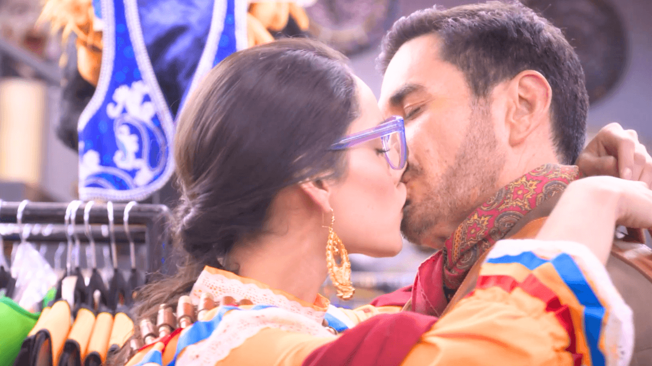 Consuelo le roba un beso a Joaquín | Tan Cerca De Ti, Nace El Amor | Capítulo 50