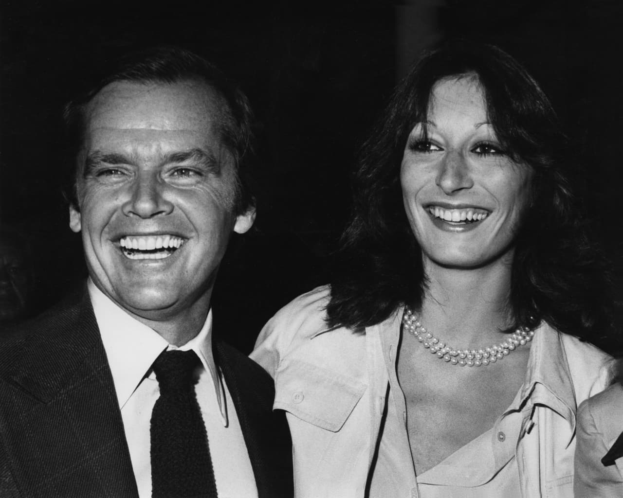 <b>Anjelica Huston y Jack Nicholson</b> tuvieron un romance entre los 70 y 80. Durante ese tiempo trabajaron en la cinta ‘Prizzi’s Honor’ y ambos fueron nominados al Oscar por su trabajo en ella, sin embargo, solo la actriz se hizo del premio.