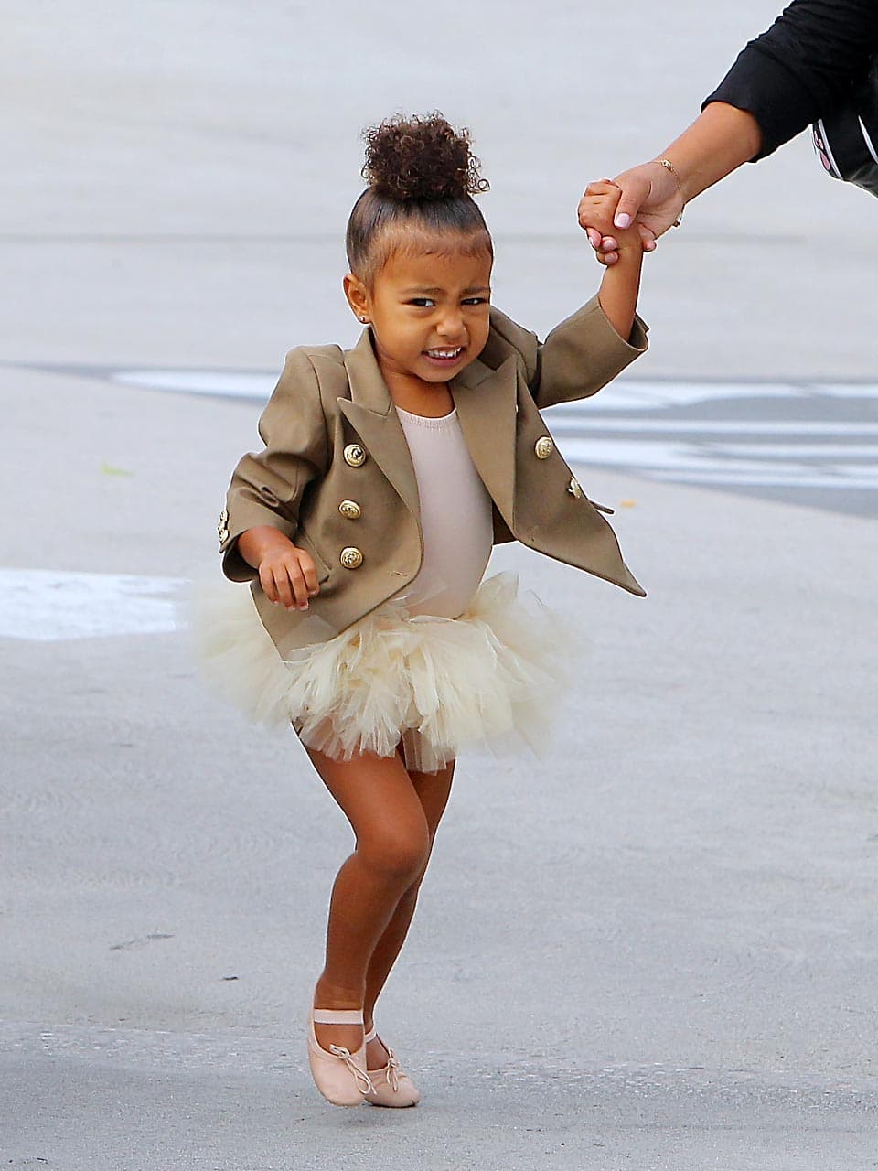 Desde pequeña, North West ha destacado por sus atuendos y 
<b><a href="https://www.univision.com/famosos/kanye-west-lanza-proyecto-para-apoyar-a-jovenes-disenadores-de-moda-y-su-hija-north-ya-hace-meritos-para-entrar-fotos" target="_blank">gusto por la moda</a></b>.