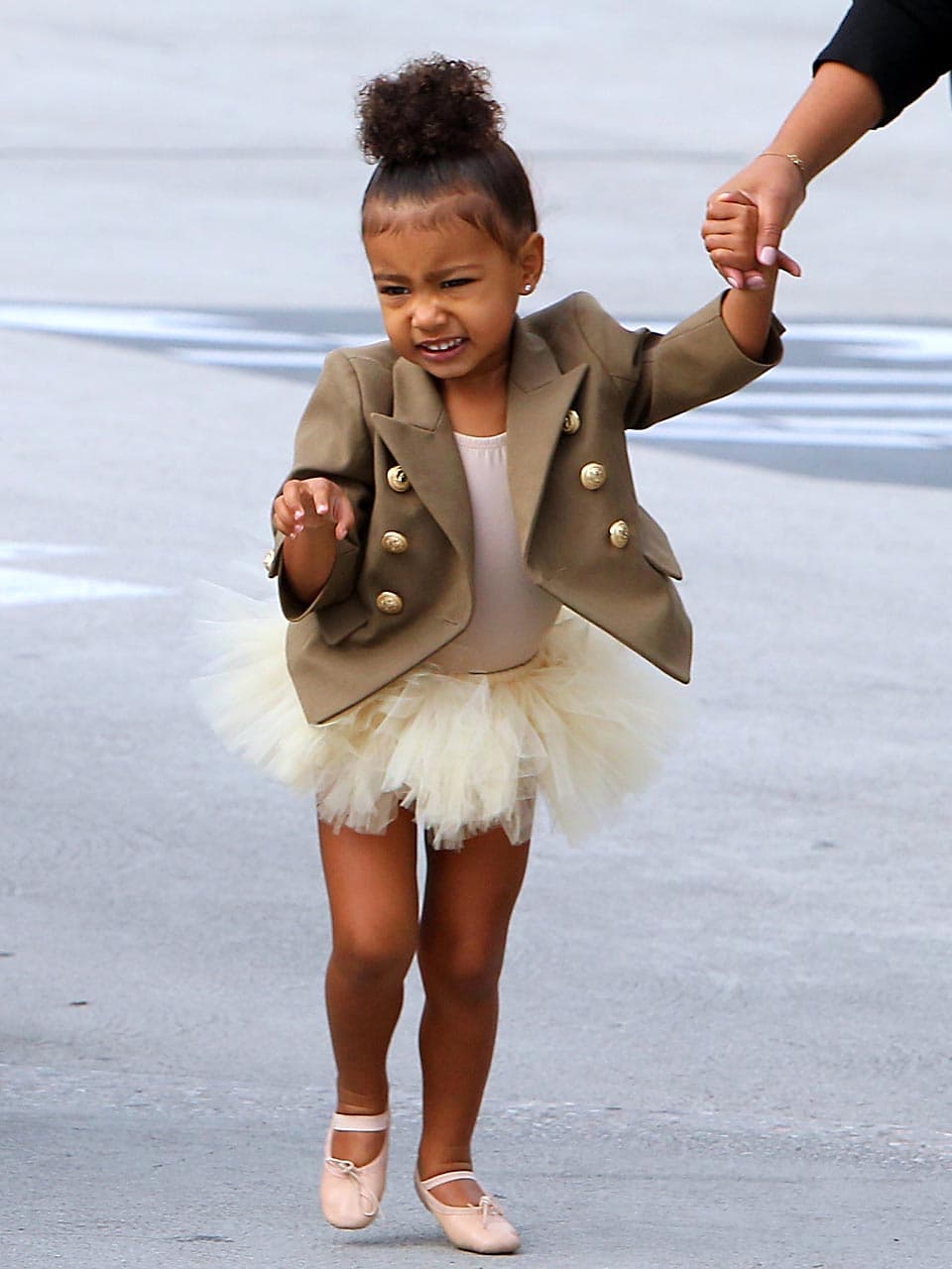 North West 'se está acostumbrando muy bien' a ser la hermana mayor