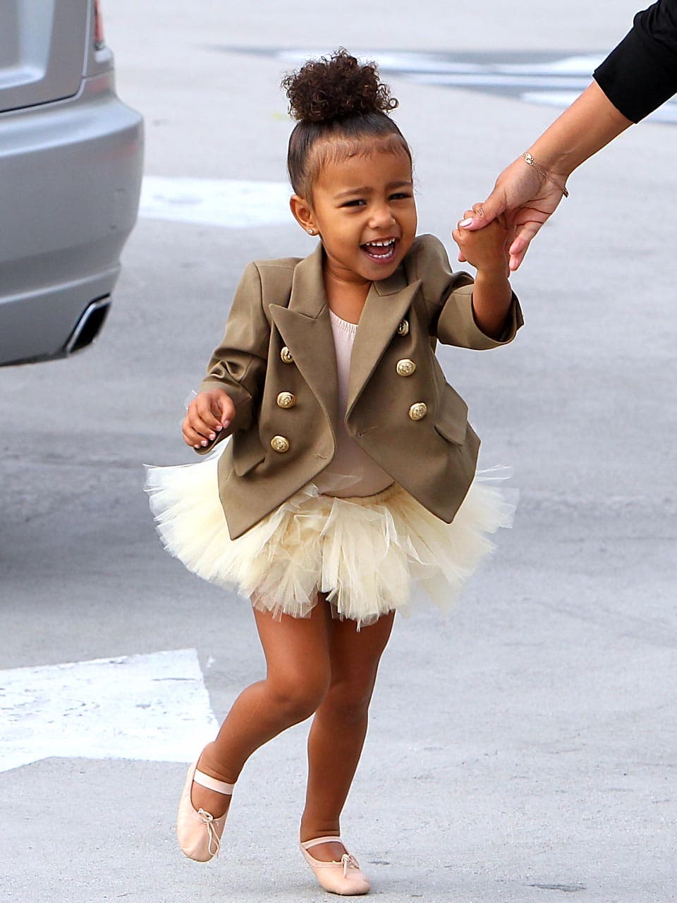 Se trata de North West, la hija mayor de Kim Kardashian y Kanye West, quien posa para la cámara de una popular marca.