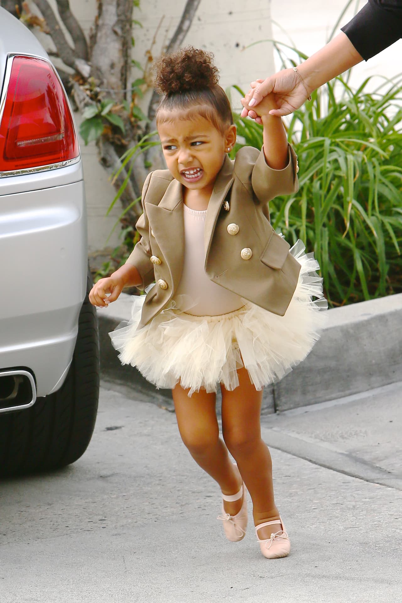 Intentó correr entre la lluvia de flashazos.