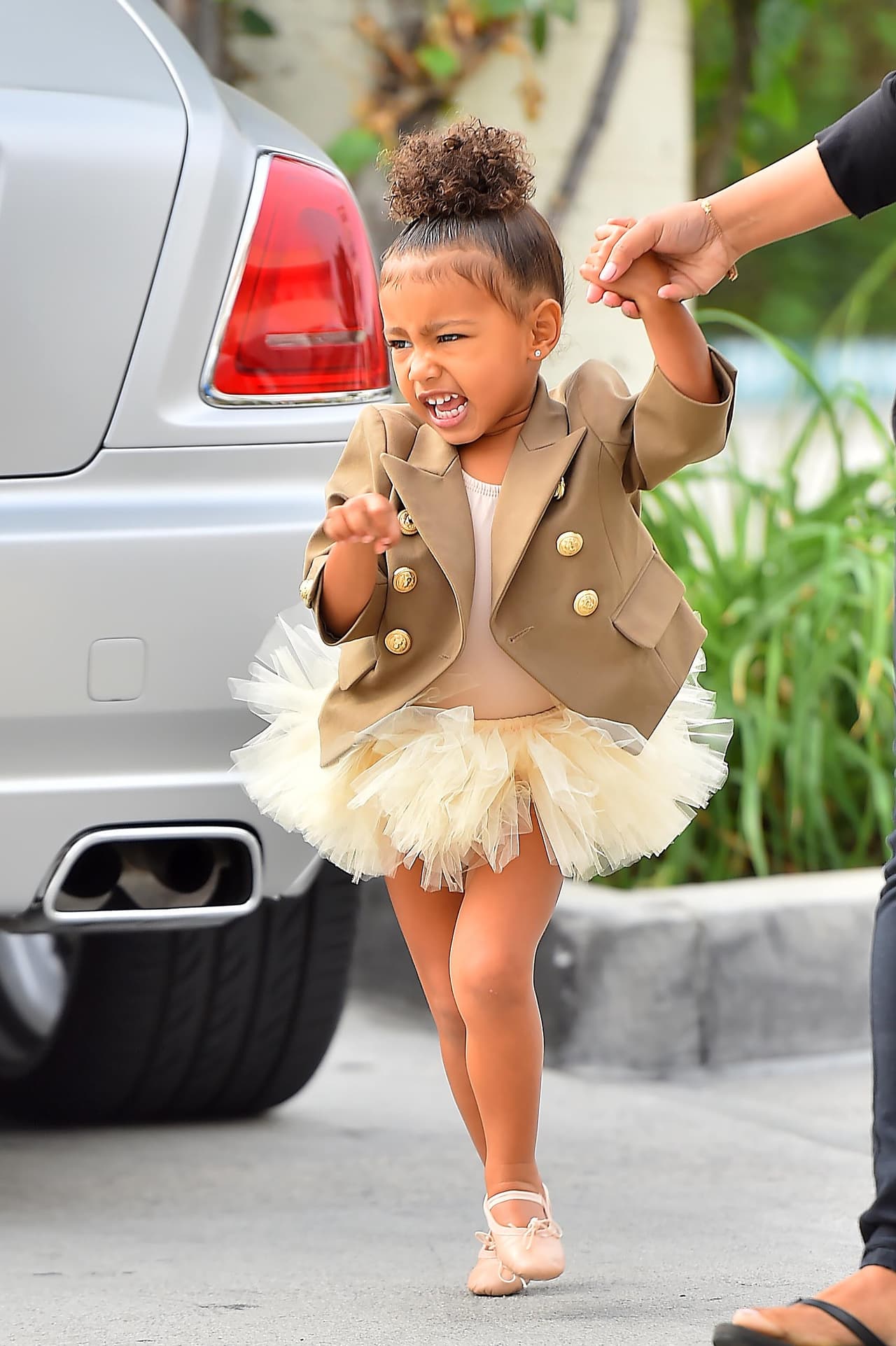 Pero al ver que los paparazzi no se irían, Nori los puso en su lugar...